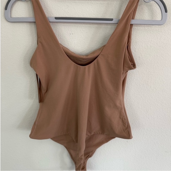SKIMS FITS EVERYBODY SQUARE NECK BODYSUIT - Picture 5 of 7